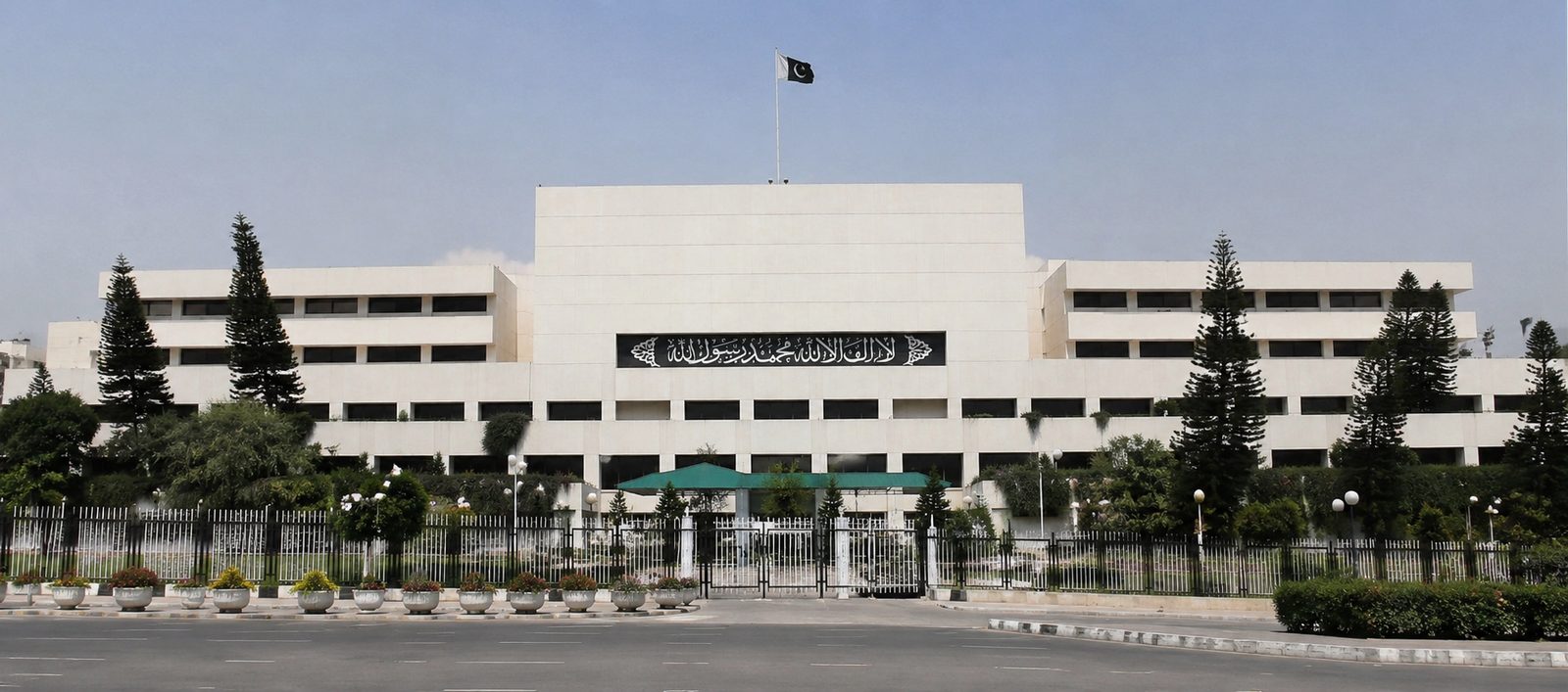 ایک اور مارشل لاء کے آثار؟ کیا مارشل لاء مسائل کا حل ہے یا جمہوریت کی ناکامی کا تسلسل؟