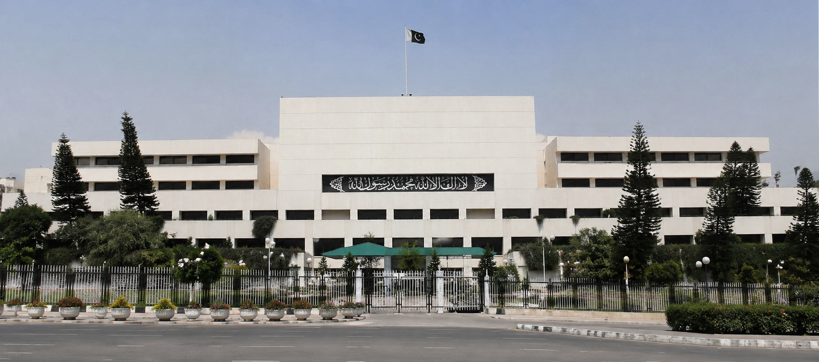ایک اور مارشل لاء کے آثار؟ کیا مارشل لاء مسائل کا حل ہے یا جمہوریت کی ناکامی کا تسلسل؟