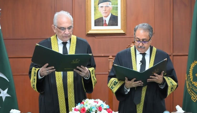 جسٹس سید حسن اظہر رضوی نے وفاقی آئینی عدالتِ پاکستان کے قائم مقام چیف جسٹس کی حیثیت سے حلف اٹھا لیا
